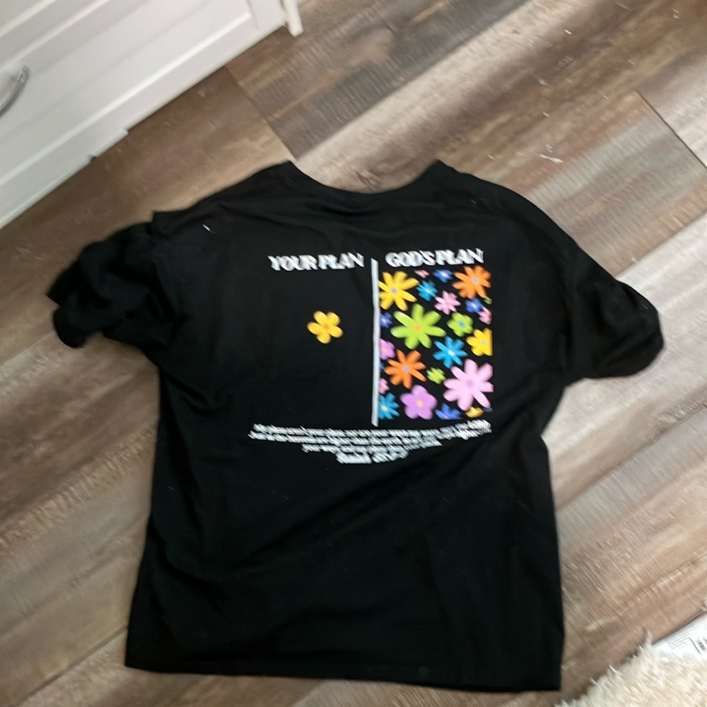 SHEIN Black and Yellow Short Sleeve Tee with Star Graphic